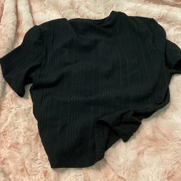 Divided cropped cross top - Picture 3 of 3